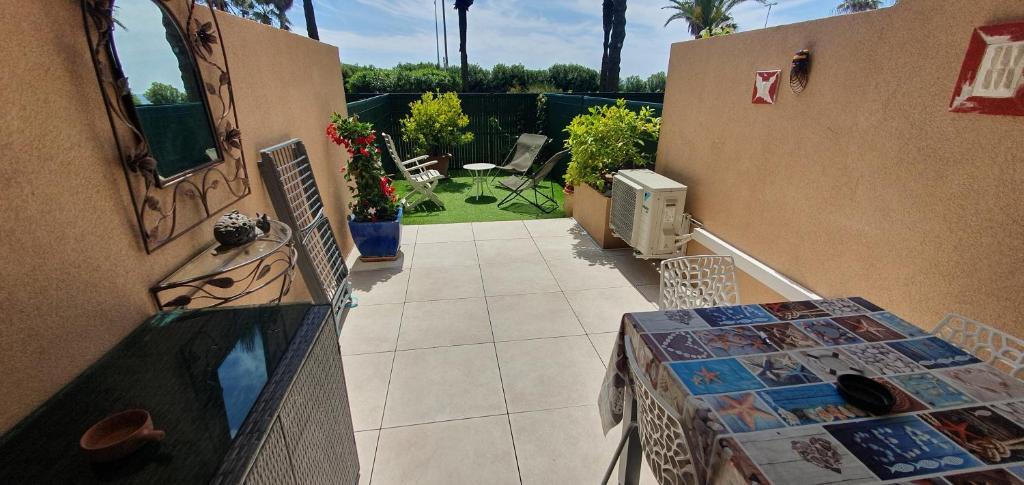 d'un balcon avec une table et une terrasse. dans l'établissement Residence Egee, à Cannes