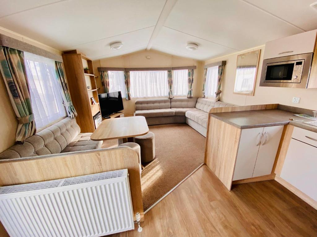 Köök või kööginurk majutusasutuses GWENNAP RETREAT - 3 bedroom self catering caravan close to Porth beach