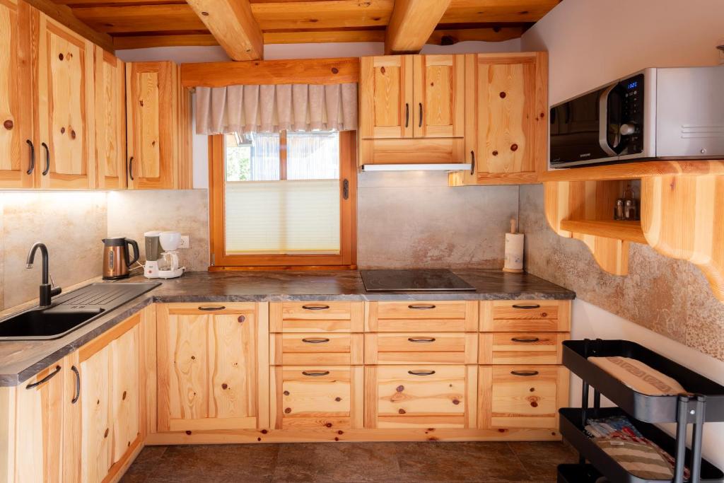 Kuchyň nebo kuchyňský kout v ubytování Apartma in Bungalov Jezerci