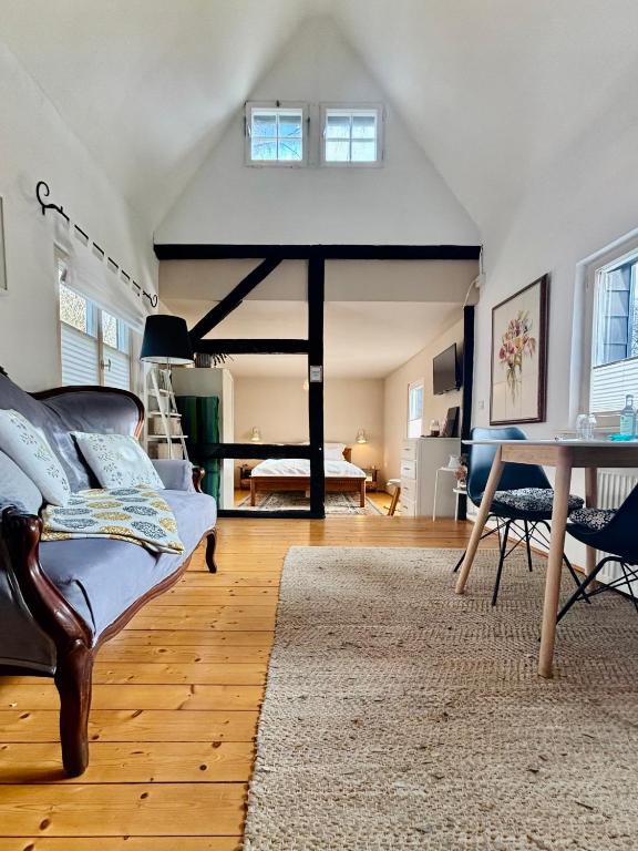 a living room with a couch and a table at Bergisches Cottage Solingen - Tiny House mit Garten in Solingen