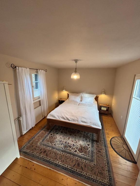 ein Schlafzimmer mit einem Bett und einem Teppich in der Unterkunft Bergisches Cottage Solingen - Tiny House mit Garten in Solingen