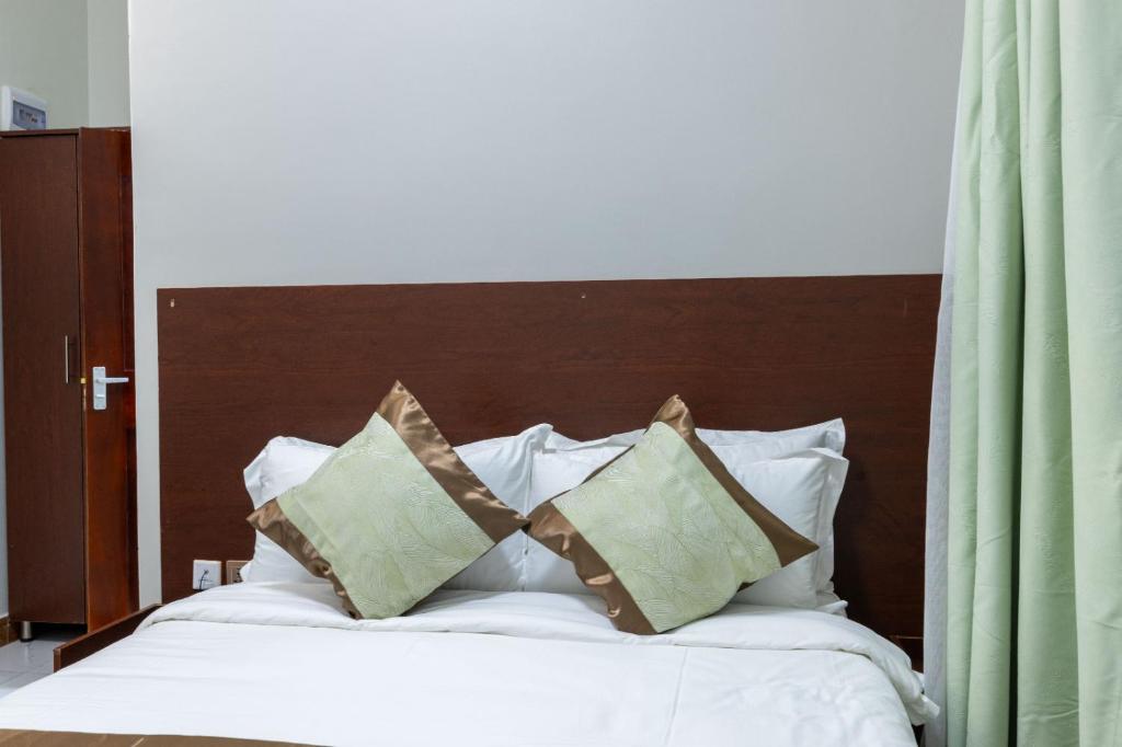 Postel nebo postele na pokoji v ubytování Ngabu Hotel