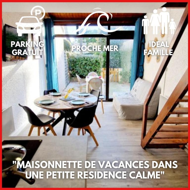 une affiche d'un salon avec une table et des chaises dans l'établissement 