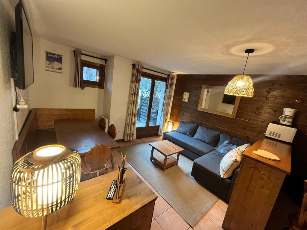 Posedenie v ubytovaní Duplex avec terrasse, piscine et parking à Samoëns - FR-1-624-111