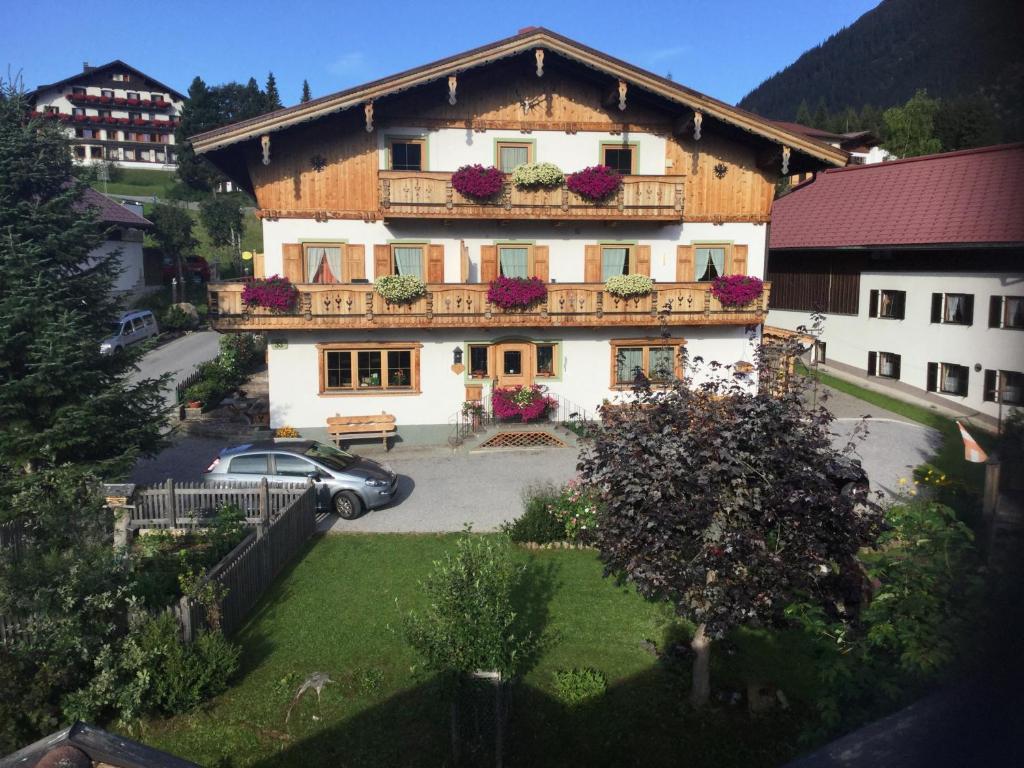 una casa con un coche aparcado delante de ella en Haus Amann en Berwang