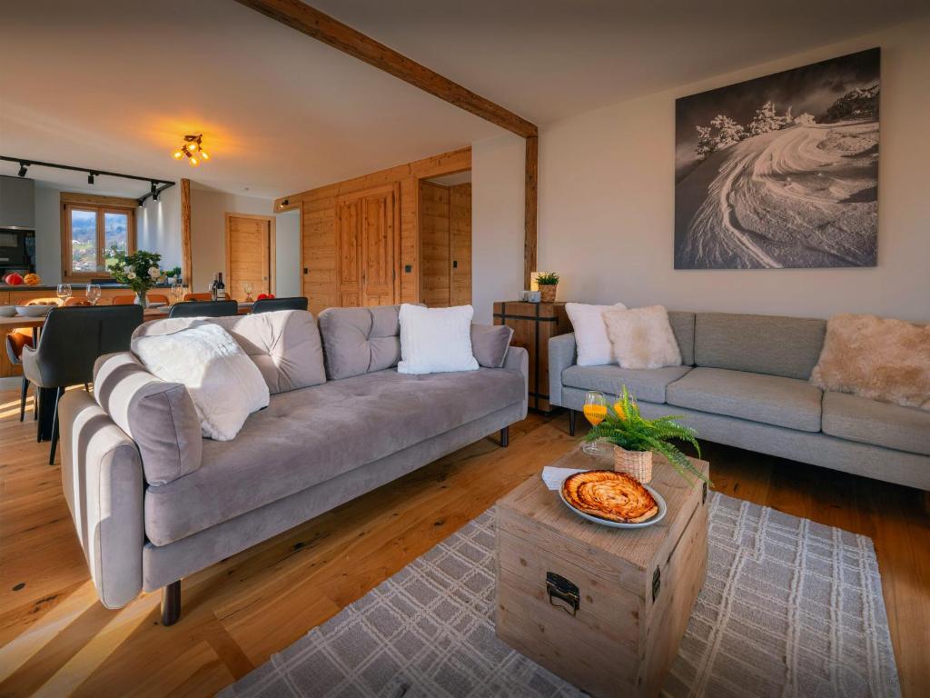 un salon avec un canapé et une table dans l'établissement Tigerlily - OVO Network, à Samoëns