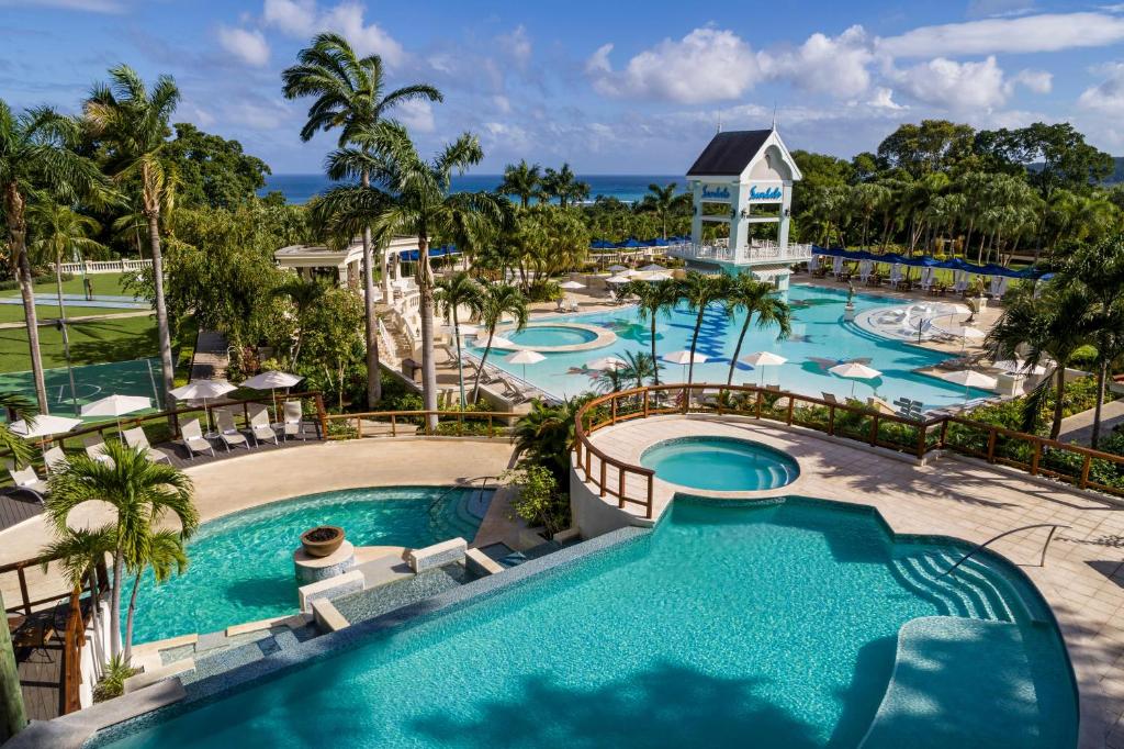 Bazén v ubytování Sandals Ochi Beach All Inclusive Resort - Couples Only nebo v jeho okolí