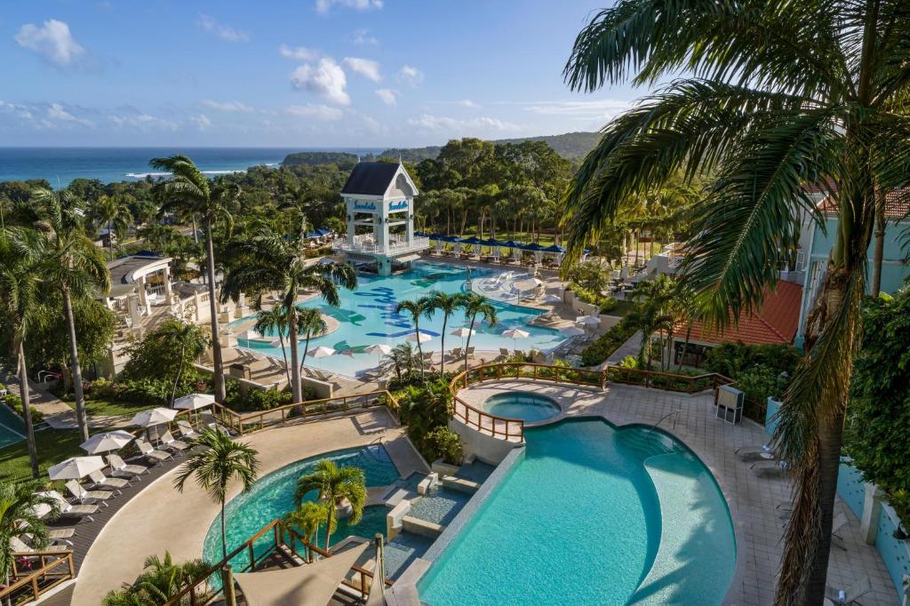 Bazén v ubytování Sandals Ochi Beach All Inclusive Resort - Couples Only nebo v jeho okolí