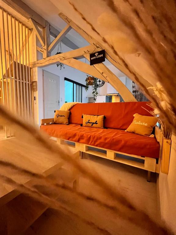 - un canapé dans l'établissement Chtx-Style ancien - Fibre - Commerces - Transports, à Châteauroux