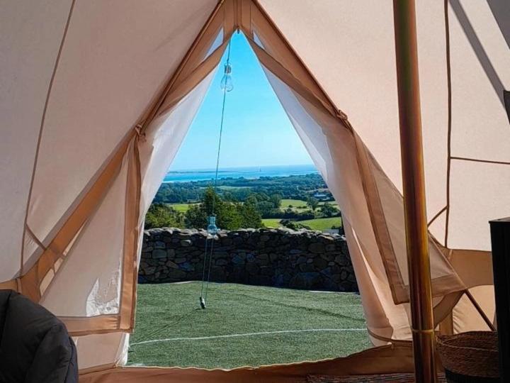 vista dall'interno di una tenda di un campo da calcio di Fairy Hill at Rosemount Glamping a Carlingford