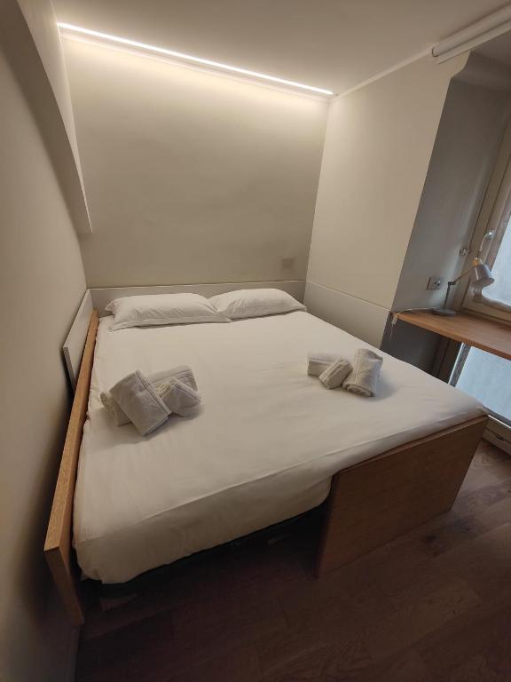 Łóżko lub łóżka w pokoju w obiekcie Crociferi Luxury Apartment