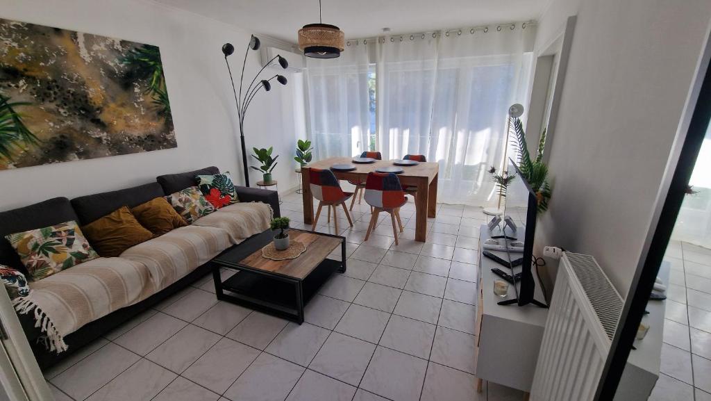 un salon avec un canapé et une table dans l'établissement Grand appartement cosy pour 4, à Montpellier