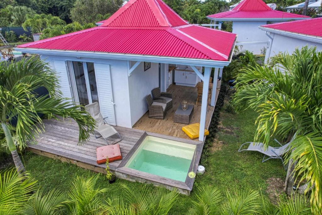 une vue aérienne d'une maison avec piscine dans l'établissement Ti'Tranquille, à Saint-François