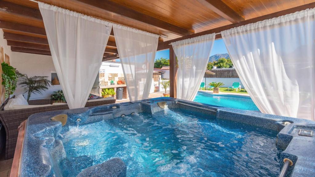 Bazén v ubytování Villa Jimena Nerja by Ruralidays nebo v jeho okolí