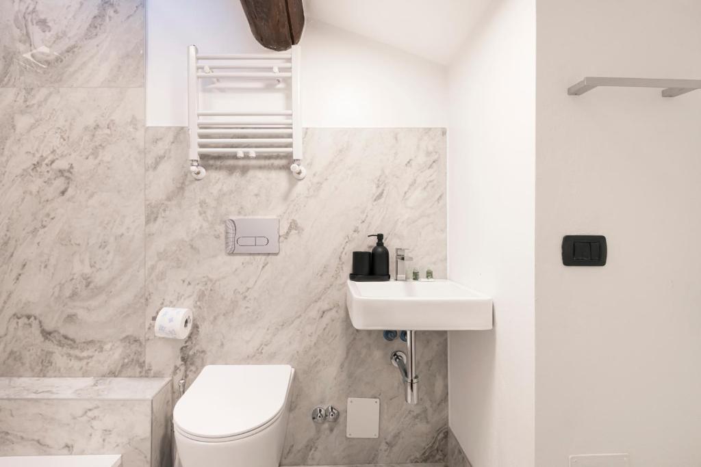 Kúpeľňa v ubytovaní Prestigioso appartamento Piazza Duomo by Easylife
