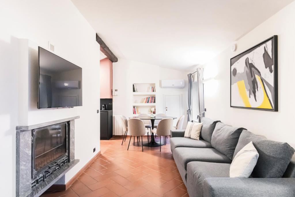Televízia a/alebo spoločenská miestnosť v ubytovaní Prestigioso appartamento Piazza Duomo by Easylife