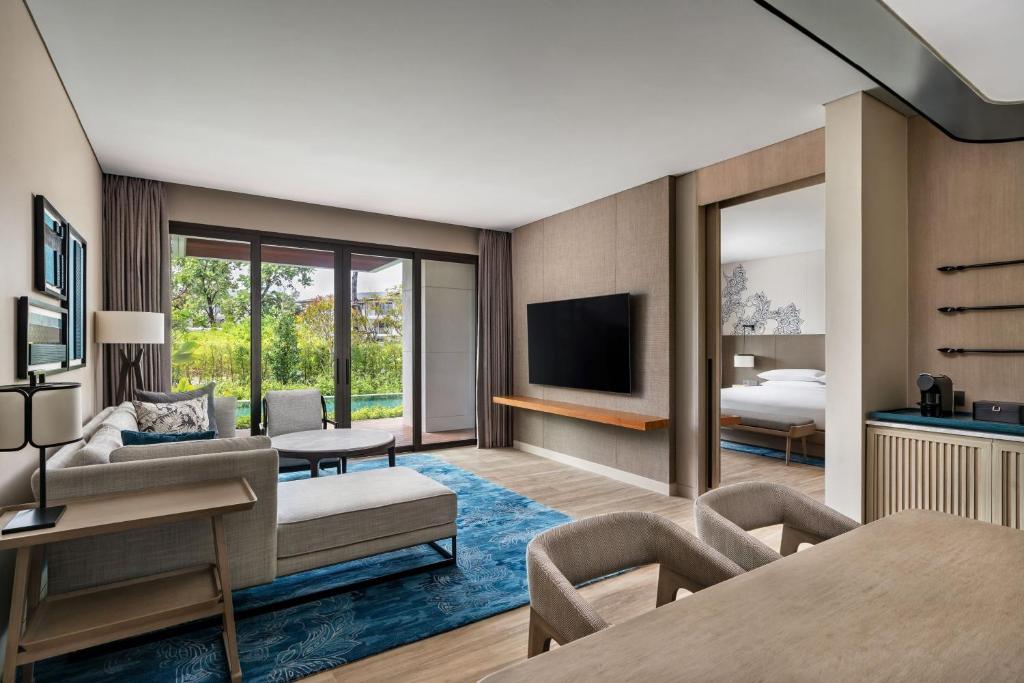 TV a/nebo společenská místnost v ubytování Khao Lak Marriott Beach Resort & Spa