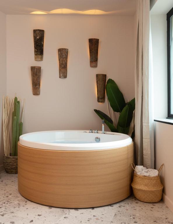 - une salle de bains pourvue d'une baignoire ronde dans l'établissement Suite romantique Ibiza, Jacuzzi, Spa, à Strasbourg