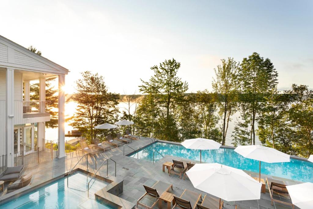 Bazén v ubytování Manoir Hovey, Relais & Châteaux nebo v jeho okolí