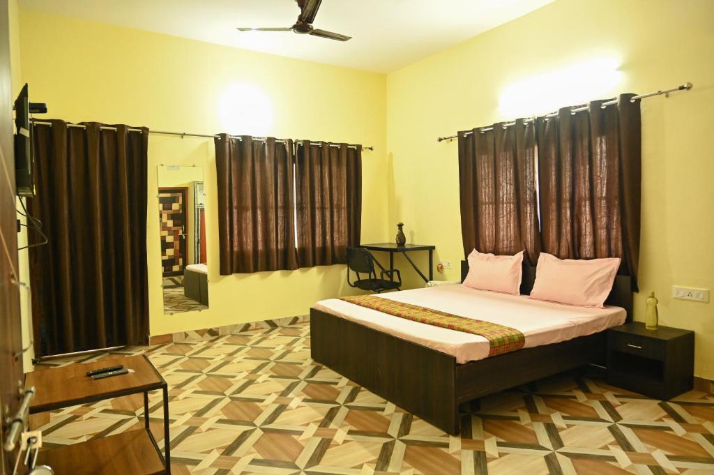 Postel nebo postele na pokoji v ubytování Neerja Guest House