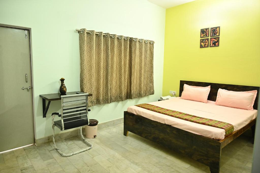 Postel nebo postele na pokoji v ubytování Neerja Guest House