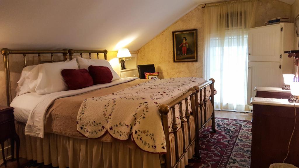 um quarto com uma cama grande num quarto em The White House Inn em Cooperstown