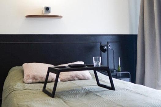 une table assise au-dessus d'un lit dans l'établissement Studio Hypercentre, proche gare et métro, à Toulouse