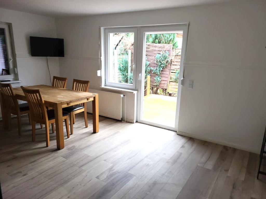 a dining room with a table and chairs and a window at Monteur-Haus Heinrich Berlin Marzahn, Hellersdorf, Lichtenberg in Berlin