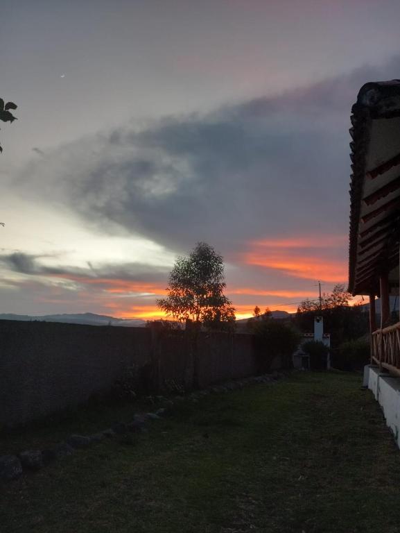 Východ nebo západ slunce při pohledu z hotelu nebo okolí