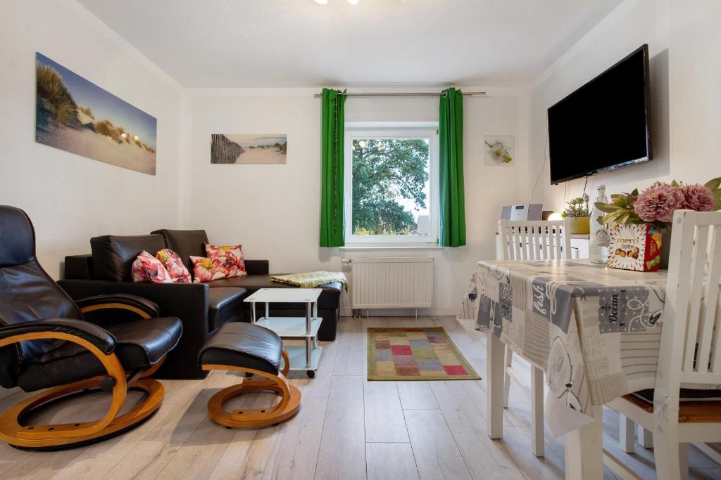 una sala de estar con un sofá y una mesa en Bäckerhus - Ferienwohnung 6, en Wiek auf Rügen