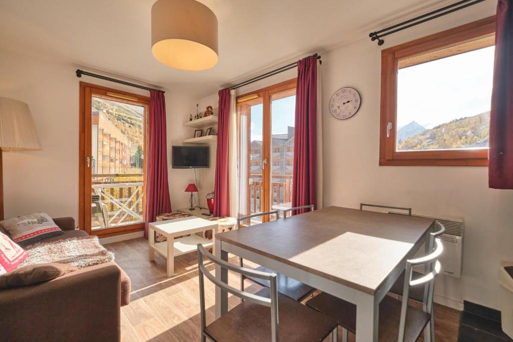un salon avec une table et un canapé dans l'établissement Coeur d'ours, à Les Deux Alpes