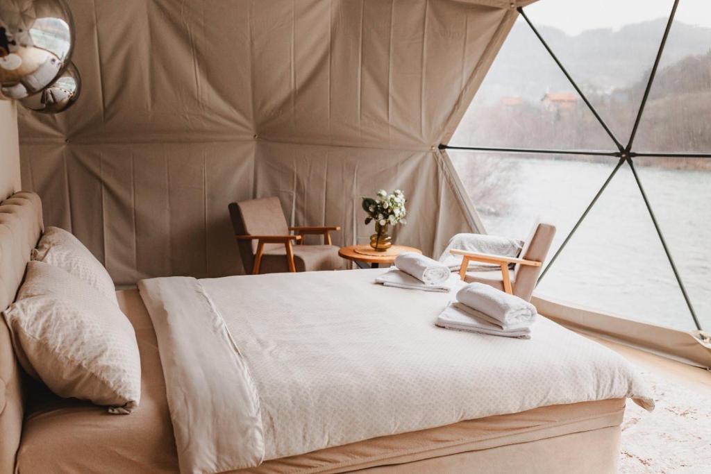 Postel nebo postele na pokoji v ubytování Glamping Drina Riverzone