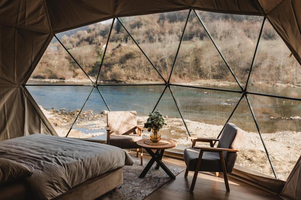 Příroda nedaleko luxury tent