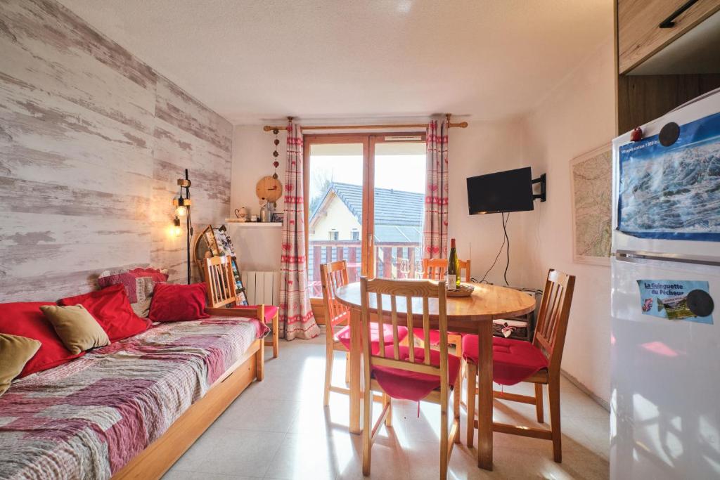un salon avec une table et un canapé dans l'établissement Appartement Familial De Montagne, à Villard-de-Lans