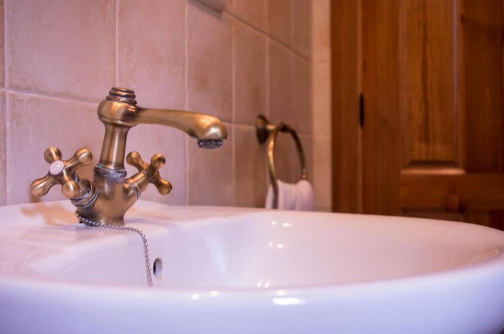 lavabo con grifo en el baño en Rural Montes Málaga: Finca Pedregales, en Málaga