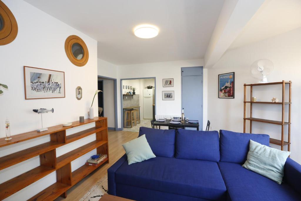 - un salon avec un canapé bleu dans l'établissement Charmant T2 au cœur de Marseille, à Marseille