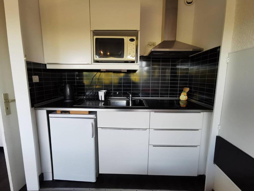 Kuchyň nebo kuchyňský kout v ubytování AS21549 - Studio lumineux vue mer avec piscine et parking commun