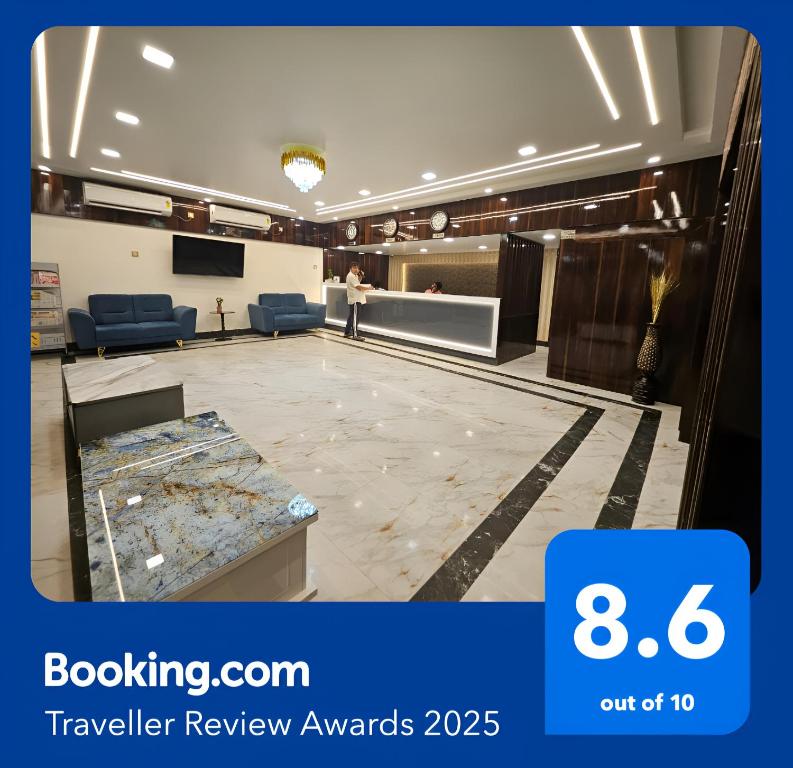 德奥加尔HOTEL MAA LAXMI PALACE的中间有桌子和人
