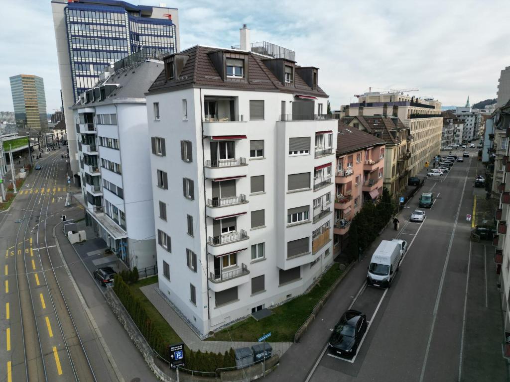 チューリッヒにあるDowntown Dream 2 5BR with Balcony and Style BA 51の茶屋根の白い建物