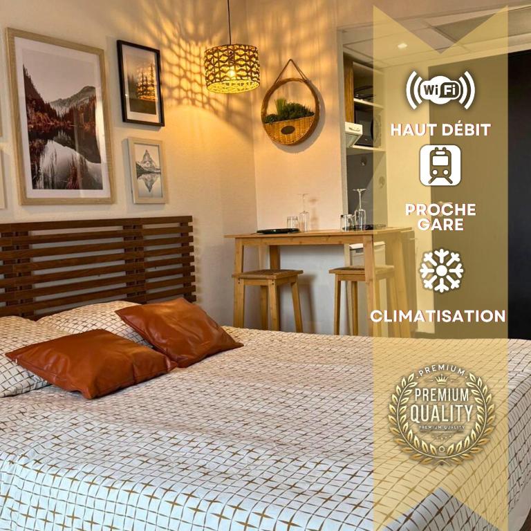 une chambre avec un lit et une table dans une pièce dans l'établissement Le Montagnard - Wifi - Clim - Chaleureux, à Lourdes