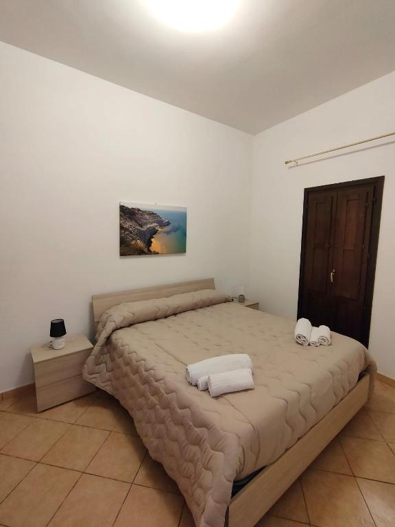 ein Schlafzimmer mit einem Bett, auf dem zwei Handtücher liegen in der Unterkunft Acchianata Santo Spirito in Agrigento