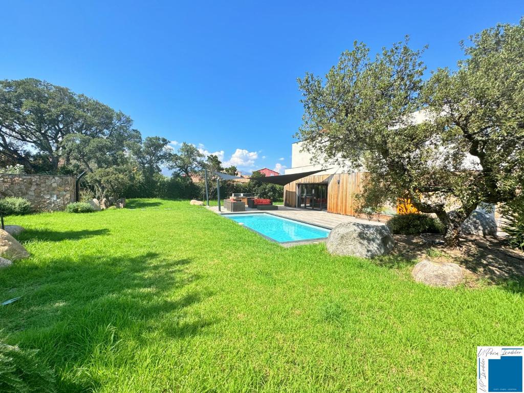 une cour avec une piscine et une pelouse dans l'établissement VILLA MARINA - 5chb - piscine - plage à pied, à Lecci