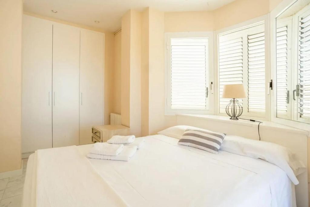 Posteľ alebo postele v izbe v ubytovaní Comfortable House in Sitges with Shared Pool