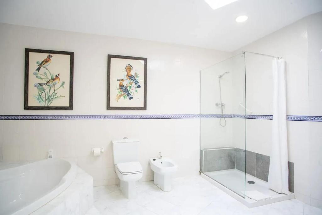Kúpeľňa v ubytovaní Comfortable House in Sitges with Shared Pool