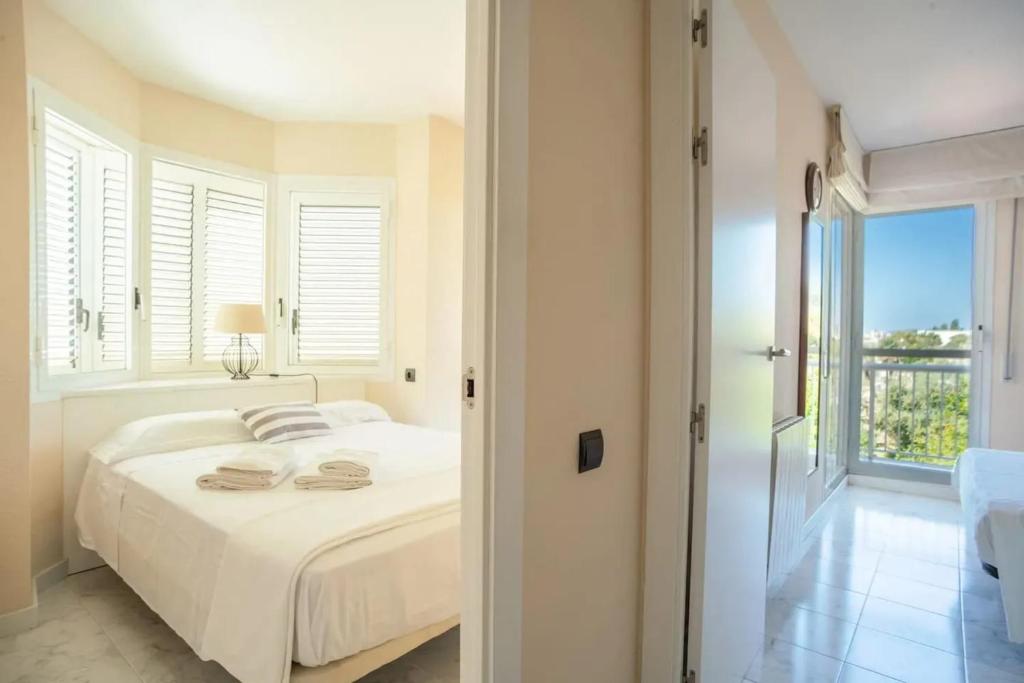 Posteľ alebo postele v izbe v ubytovaní Comfortable House in Sitges with Shared Pool