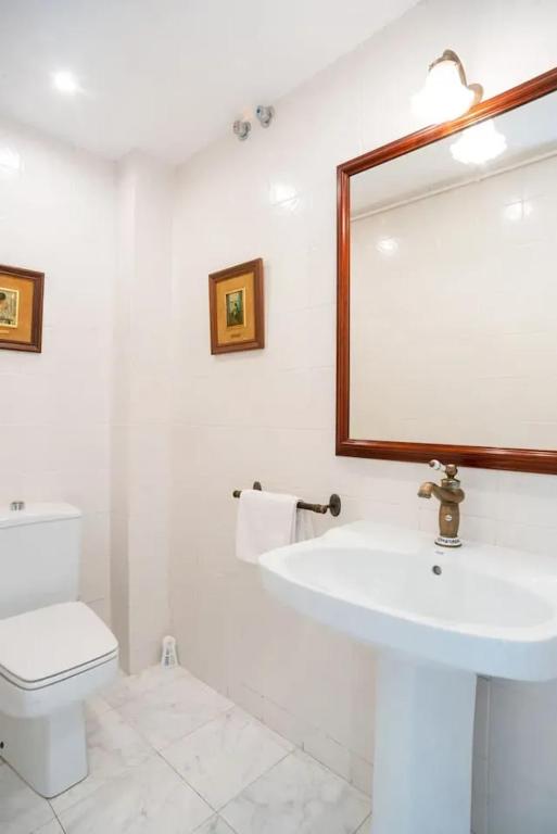 Kúpeľňa v ubytovaní Comfortable House in Sitges with Shared Pool