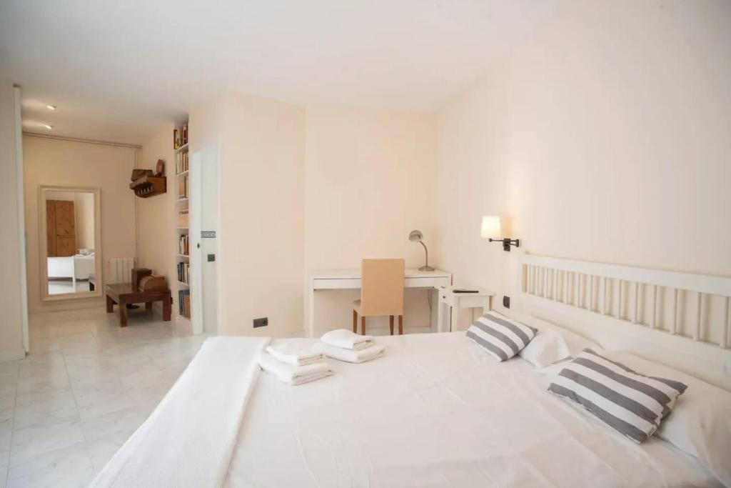 Posteľ alebo postele v izbe v ubytovaní Comfortable House in Sitges with Shared Pool