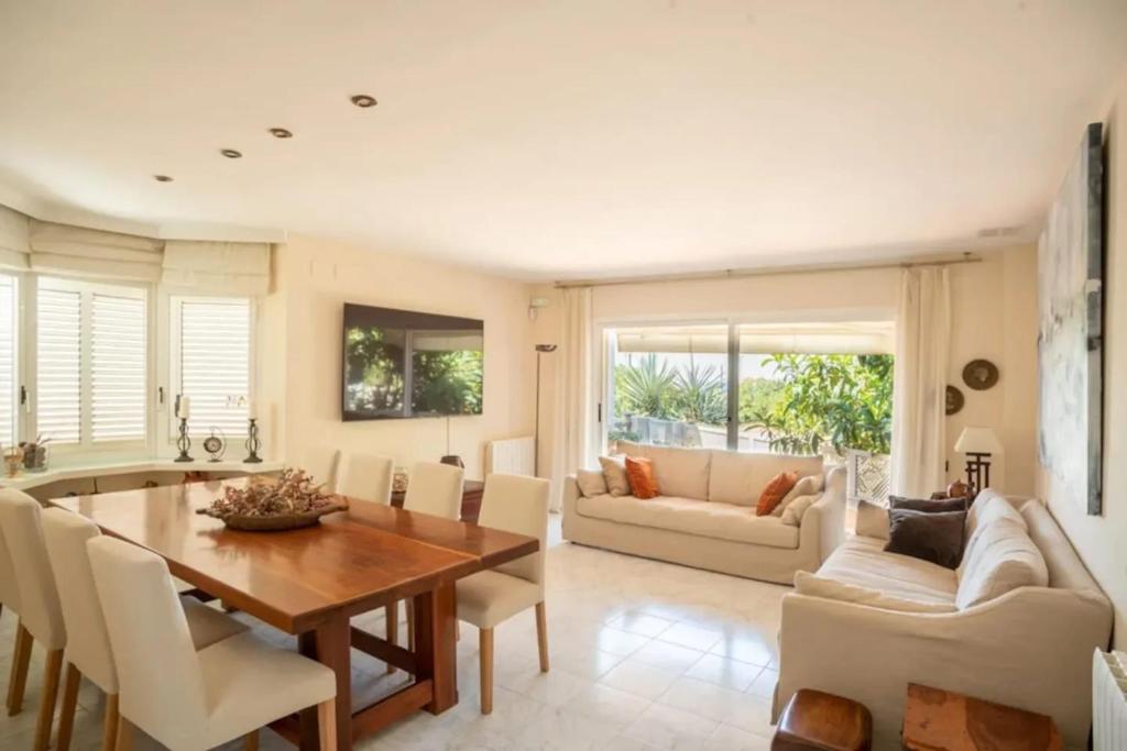 Posedenie v ubytovaní Comfortable House in Sitges with Shared Pool