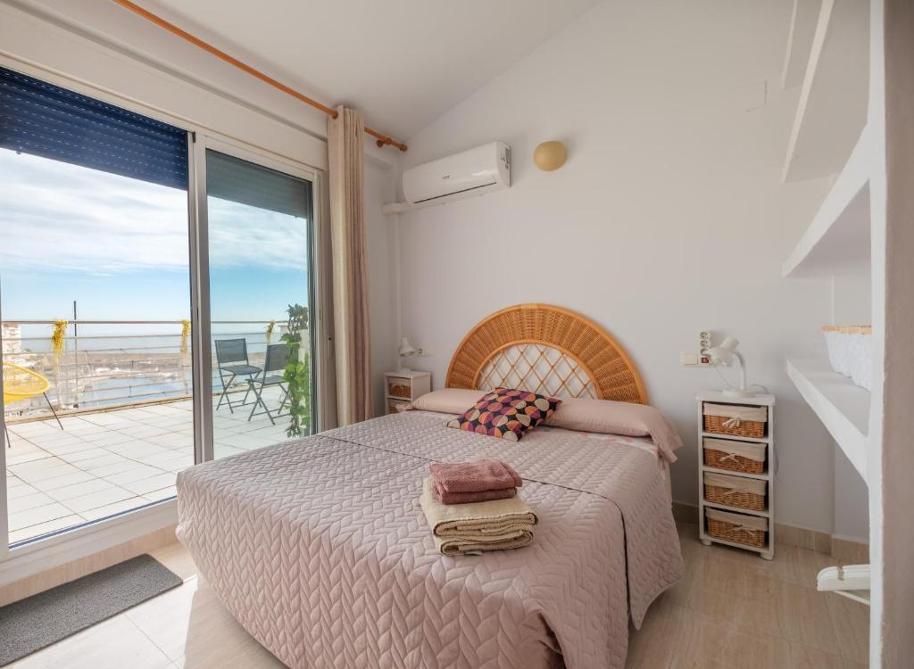 Posteľ alebo postele v izbe v ubytovaní Atico con Piscina en Ametlla de Mar