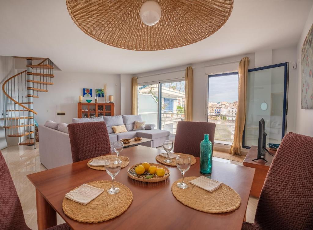 Posedenie v ubytovaní Atico con Piscina en Ametlla de Mar
